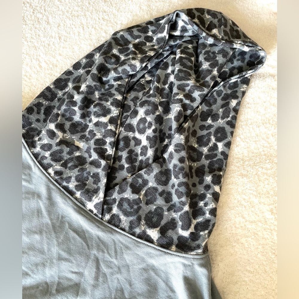 Zenana Cheetah print hooded Sweatshirt size small - Picture 6 of 7